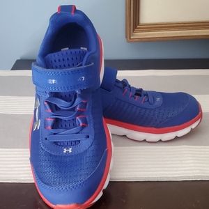 NEW Boys under Armour Assert size 13